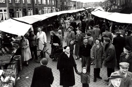 De donderdagse weekmarkt in de Floresstraat, ziende naar het westen. Aangekocht van fotograaf C. de Boer. Identificatienummer 54-008503