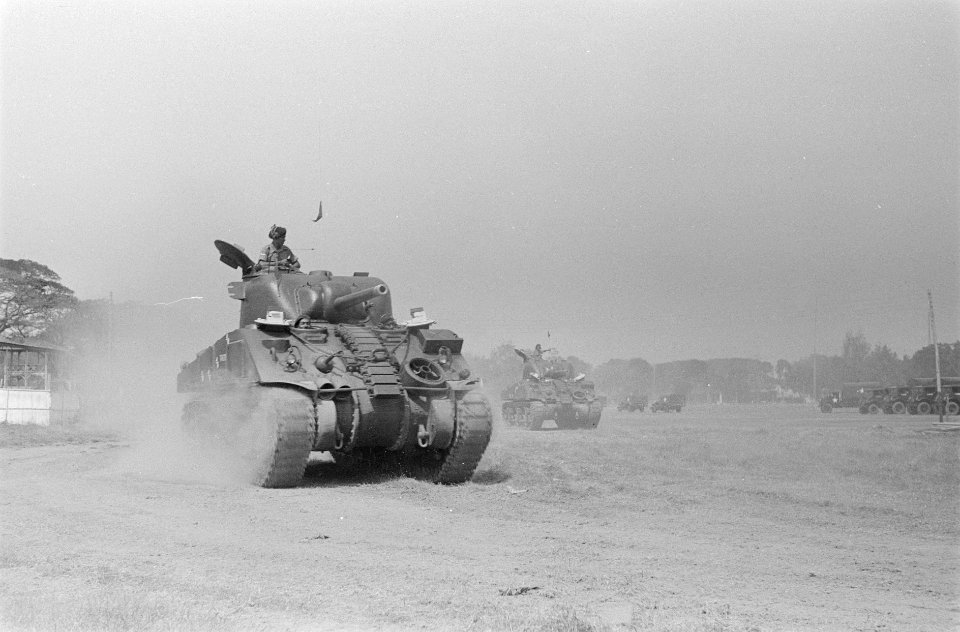 De Britse generaal E.C. Mansergh op bezoek bij een Brits-Indische tankeenheid , Bestanddeelnr 31-6-5