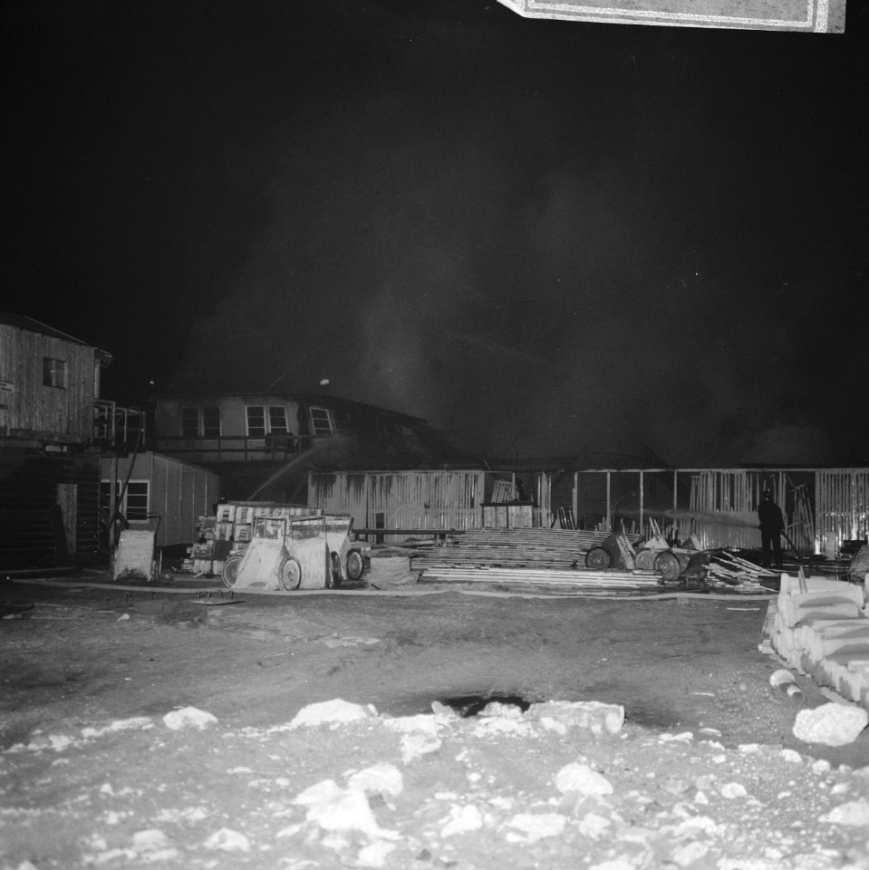 De brandende bouwkeet bij nacht, Bestanddeelnr 918-4968