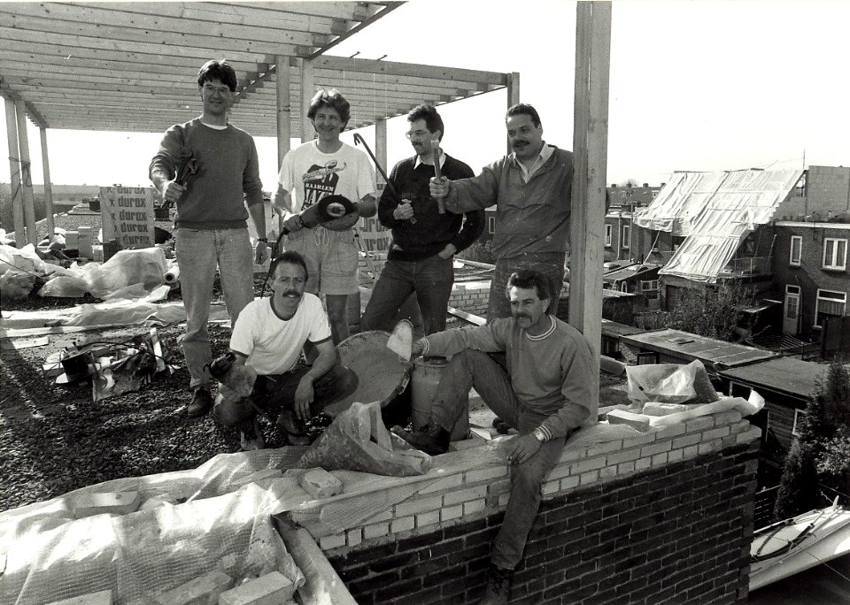 De doe-het-zelvers in Haarlem-Noord. Aangekocht van United Photos de Boer bv. - Negatiefnummer 34133 k 34 a. - Gepubliceerd in het Haarlems Dagblad van 19.04.1991