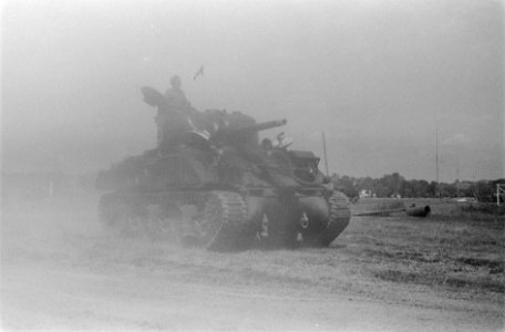 De Britse generaal EC Mansergh op bezoek bij een Brits-Indische tankeenheid, Bestanddeelnr 32-1-3