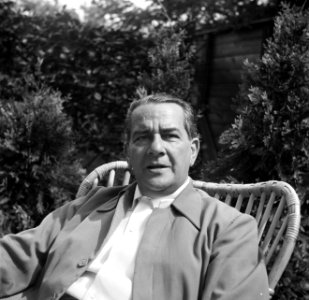 De dirigent Eduard van Beinum zittend in de tuin van zijn buitenhuis in Garderen, Bestanddeelnr 254-2558