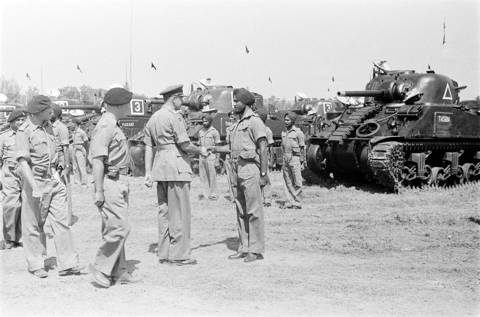 De Britse generaal E.C. Mansergh op bezoek bij een Brits-Indische tankeenheid, Bestanddeelnr 31-5-2