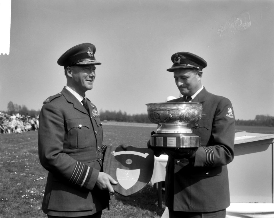De Dirk U Stikker Trophee uitgereikt door Sir Edmund Hudleston (links) aan lu, Bestanddeelnr 916-3579