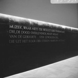 De Doelen te Rotterdam, gebeitelde spreuk, van A. Roland Holst in grote hall, Bestanddeelnr 919-1392