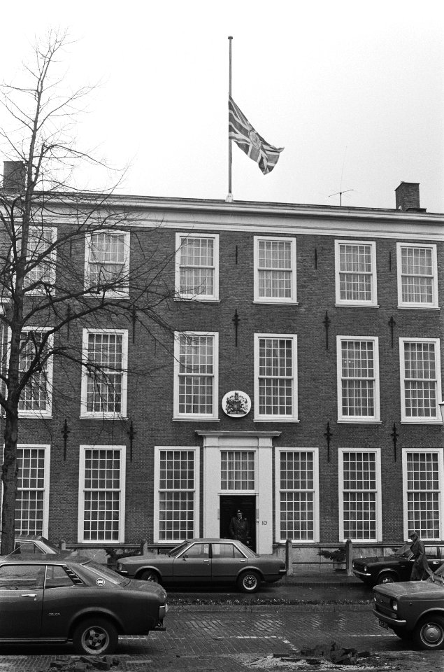 De Britse ambassade met de vlag half stok, Bestanddeelnr 930-1807