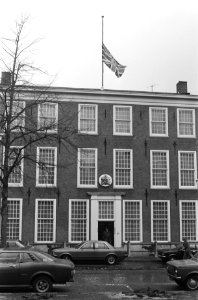 De Britse ambassade met de vlag half stok, Bestanddeelnr 930-1807