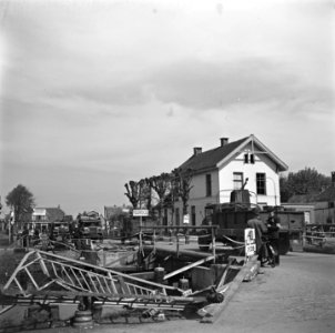 De brug van Balkbrug (Overijssel) is provisorisch gerepareerd door de plaatselij, Bestanddeelnr 900-2641