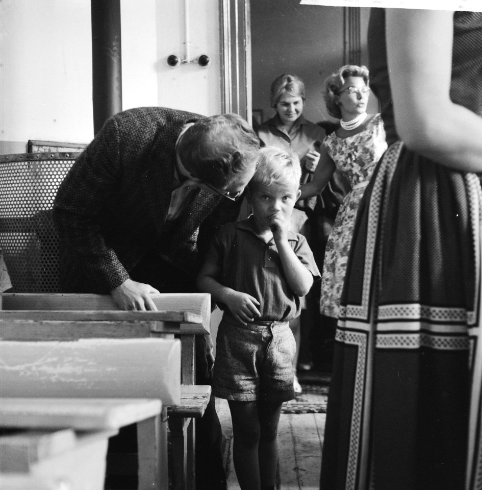 De eerste grote schooldag, vader neemt afscheid, Bestanddeelnr 911-5228
