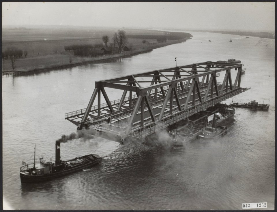 De eerste boog voor de brug over de Oude Maas bij Pernis is dinsdag van Dordrech, Bestanddeelnr 043-1252