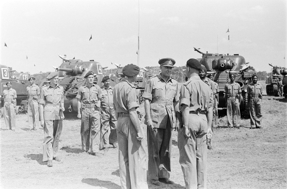 De Britse generaal EC Mansergh op bezoek bij een Brits-Indische tankeenheid, Bestanddeelnr 31-5-1