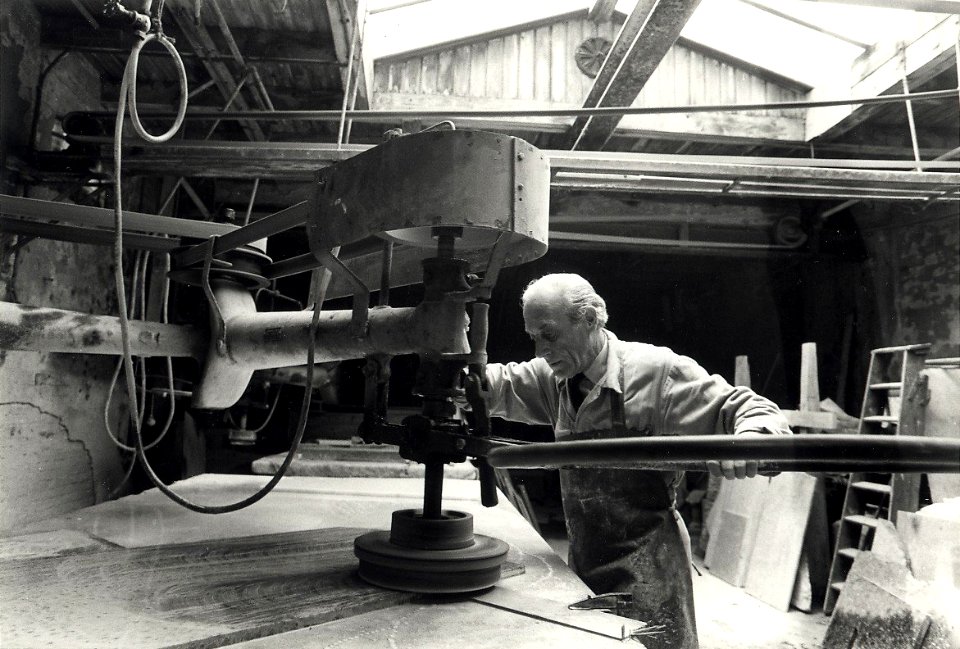 De Eerste Haarlemse Marmer Industrie, Kloosterstraat 64-68. Dhr. H. van der Heijden aan het werk in zijn marmerwerkplaats. NB. Voorheen in het pand de voormalige stoomwasserij De Lelie. Aang, NL-HlmNHA 54015200 01