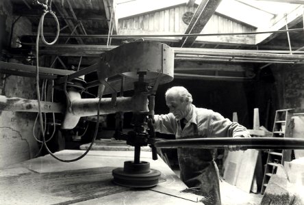 De Eerste Haarlemse Marmer Industrie, Kloosterstraat 64-68. Dhr. H. van der Heijden aan het werk in zijn marmerwerkplaats. NB. Voorheen in het pand de voormalige stoomwasserij De Lelie. Aang, NL-HlmNHA 54015200 01
