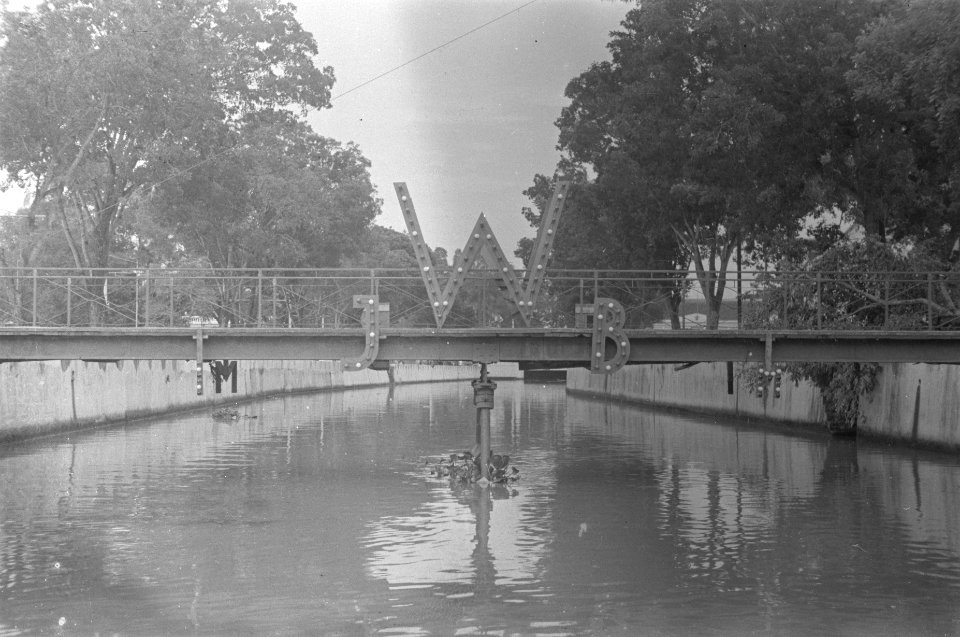 De brug versierd met de letters J, W en B t.g.v. geboorte prinses Marijke, Bestanddeelnr 157-6-4