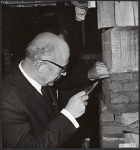 De burgemeester van Amsterdam, dr. I. Samkalden, metselt een herinneringskoker i, Bestanddeelnr 093-0137