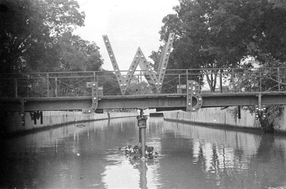 De brug versierd met de letters J, W en B t.g.v. geboorte prinses Marijke, Bestanddeelnr 157-6-1