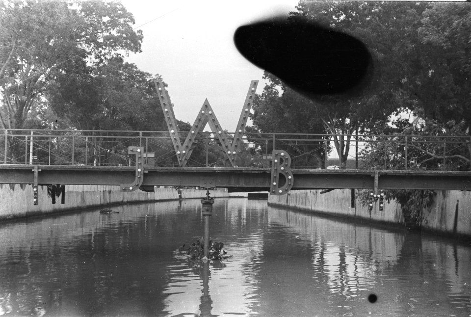 De brug versierd met de letters J, W en B tgv geboorte prinses Marijke, Bestanddeelnr 157-6-6