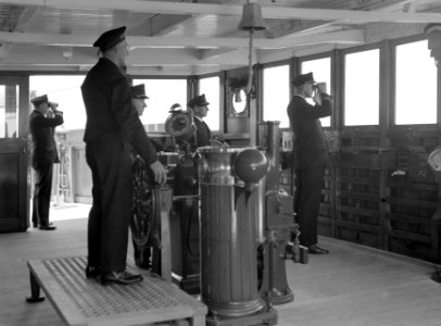 De brug met bemanning stuurlieden met verrekijkers, Bestanddeelnr 191-0227