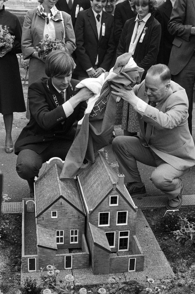 De burgemeester van Madurodam, M. C.J. Frankenmolen (links, ) en conservator van, Bestanddeelnr 931-6706