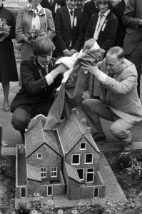 De burgemeester van Madurodam, M. C.J. Frankenmolen (links, ) en conservator van, Bestanddeelnr 931-6706