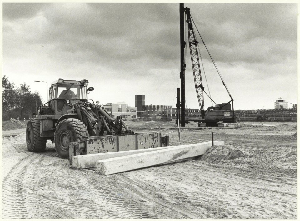 De eerste paal wordt voor de nieuwe NS hoofdwerkplaats wordt geslagen, NL-HlmNHA 54021130