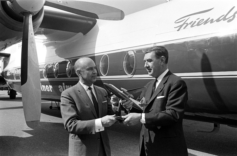 De eerste Fokker Friendship overgedragen aan Schreiner Aerocontractors NV prof, Bestanddeelnr 916-2890
