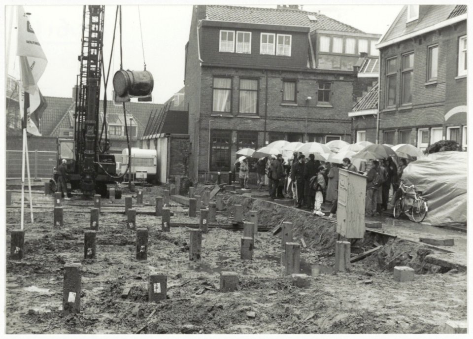 De eerste paal wordt geslagen voor de nieuwbouwwoningen in de Kerkhofstraat. NL-HlmNHA 54034005