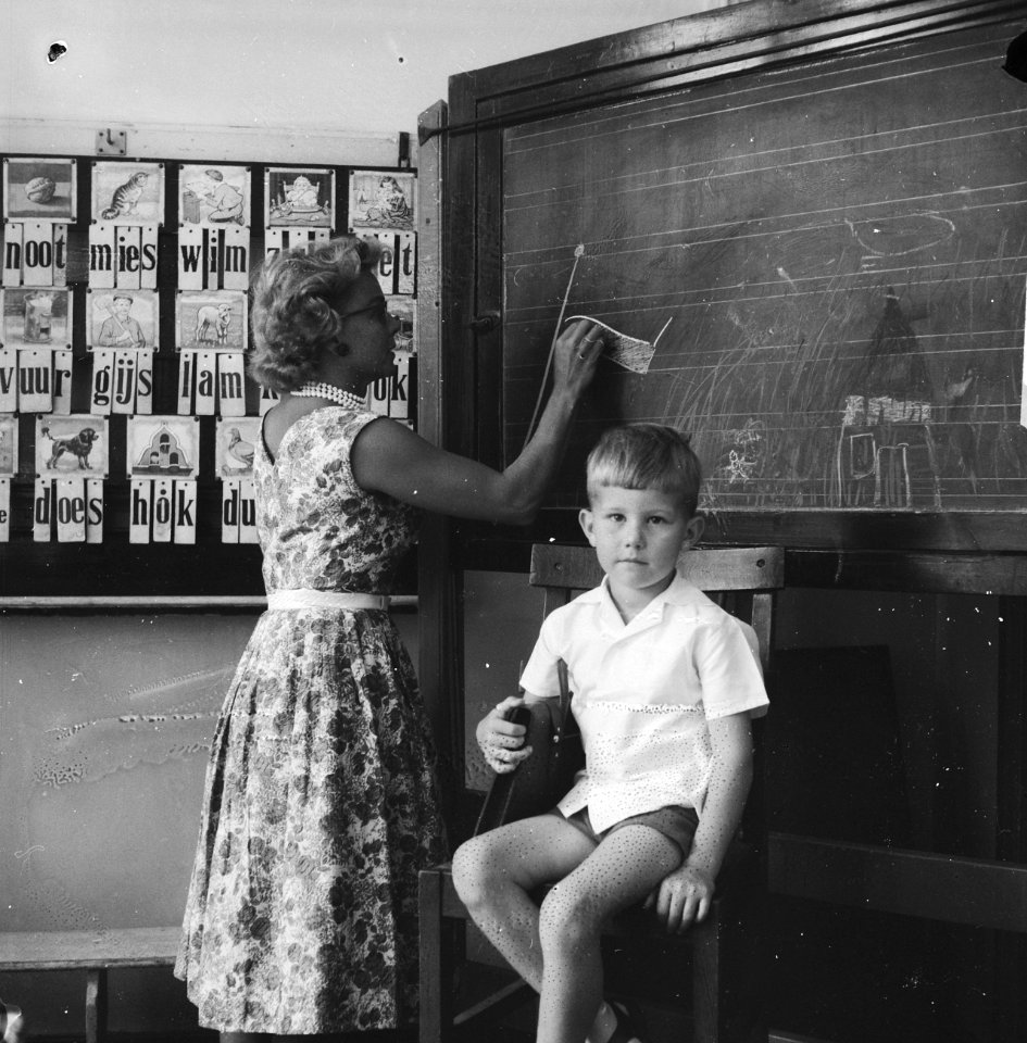 De eerste grote schooldag, Tjalling was jarig en daarom werd er een vlag getek, Bestanddeelnr 911-5230