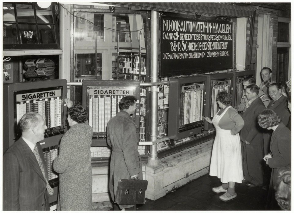 De eerste sigarettenautomaten in Haarlem aan de gevel van sigarenmagazijn P. Schoen in de Spaarnwouderstraat 97. NL-HlmNHA 54010676