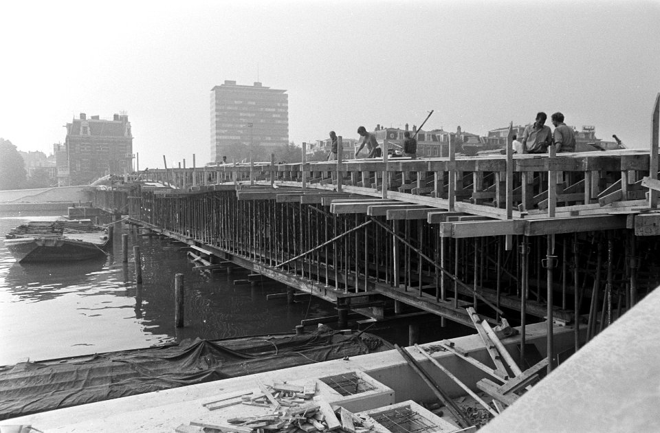 De brug is in aanbouw, Bestanddeelnr 921-6635