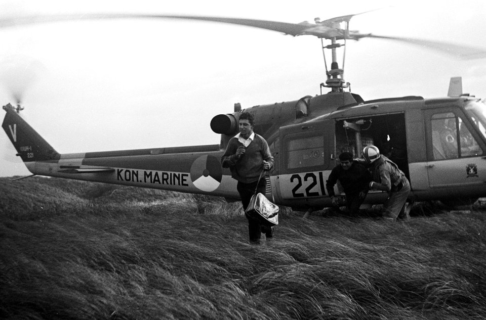 De eerste twee geredden van het schip terwijl ze door een helicopter in de duine, Bestanddeelnr 918-4875