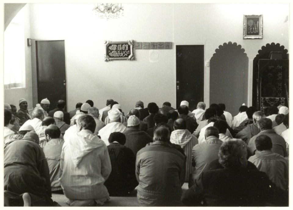 De eerste vrijdag van de Ramadan in de moskee. NL-HlmNHA 54031545