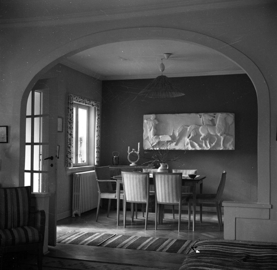 De eetkamer met aan de muur een reliëf met paard en wagen, Bestanddeelnr 252-8751