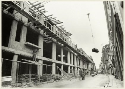 De bouw van de Brinkmann-passage, ziende naar het noorden. NL-HlmNHA 54010423