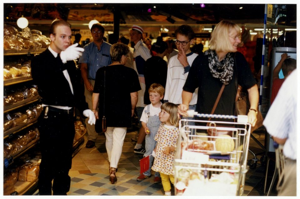 De eerste grote boodschappendag bij Albert Heijn na de lancering van het concept Verwenwinkel, NL-HlmNHA 54036390