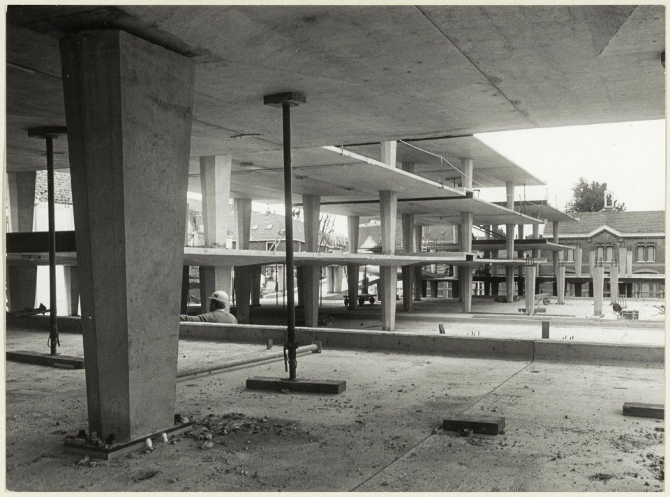De bouw van de parkeergarage aan de Raaks in een enigszins gevorderd stadium. NL-HlmNHA 54003987