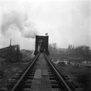 De eerste trein passeert de nieuwe brug een Jumbo 3705, met een verloftrein van, Bestanddeelnr 900-9997