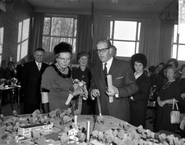 De bouw van Het Dorp , koningin Juliana bekijkt de maquette van het dorp in mi, Bestanddeelnr 914-7637