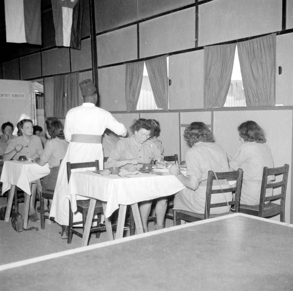 De eetzaal van het Vrouwelijk Hulp Korps in Ataka, Bestanddeelnr 255-6905