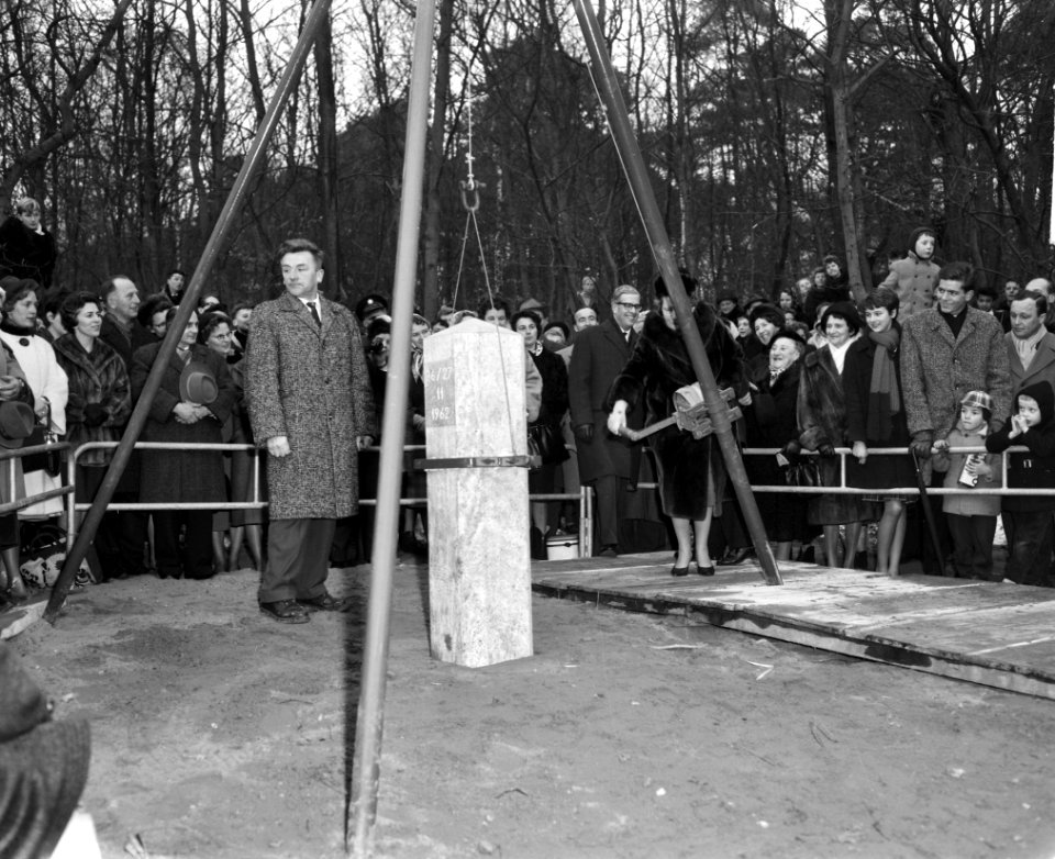 De bouw van Het Dorp, koningin Juliana is bezig met het plaatsen van de twee g, Bestanddeelnr 914-7632