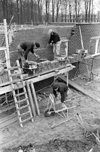 De bouw van Het Dorp bij Arnhem, metselaars aan het werk, Bestanddeelnr 918-9467