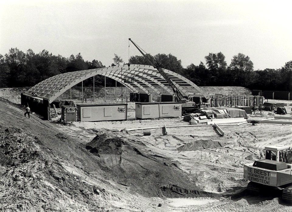 De bouw van sportcompex Tetterode aan de Tetterodeweg 15 te Overveen. Geschonken in 1986 door United Photos de Boer bv. Identificatienummer 54-015730, NL-HlmNHA 54015730