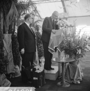 De burgemeester van Rotterdam G.E. van Walsum opent in Hoek van Holland de tento, Bestanddeelnr 916-6478