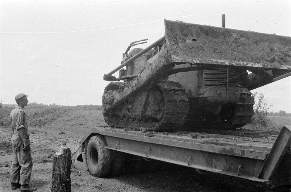 De bulldozer wordt na gedane arbeid op een oplegger gereden, Bestanddeelnr 466-6-2