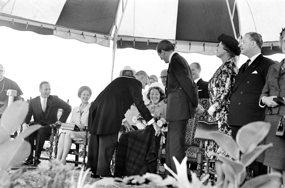 De burgemeester van Roermond, mr. R.G.A. Höppener, legt een plaid over de knieë…, Bestanddeelnr 920-4138