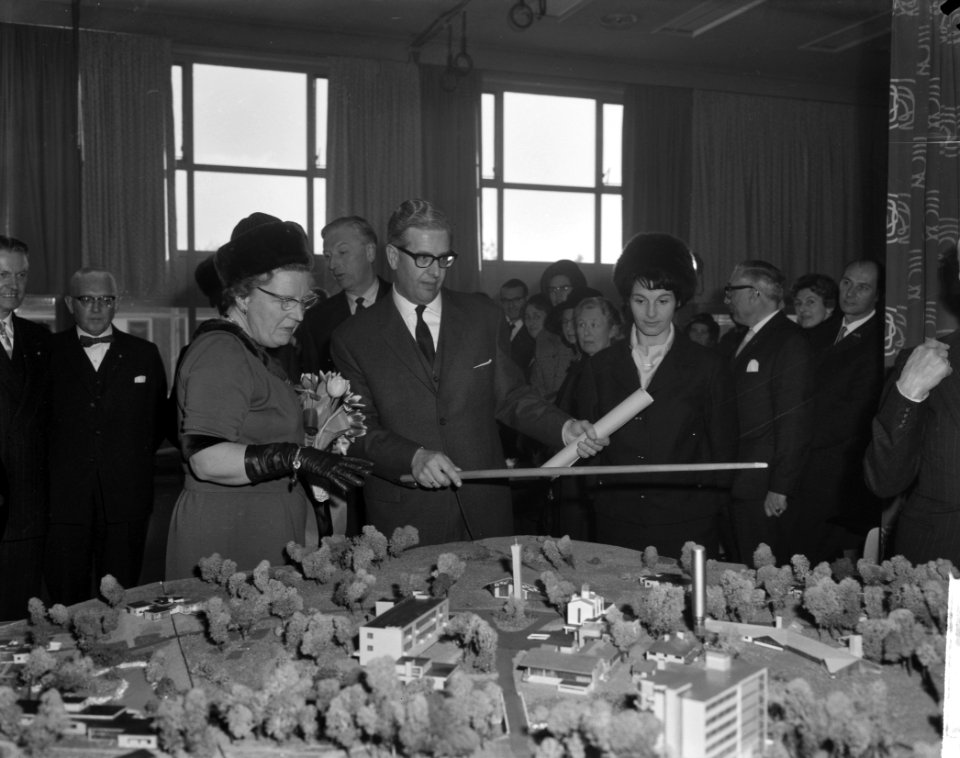De bouw van Het Dorp , koningin Juliana bekijkt de maquette van het dorp, mid…, Bestanddeelnr 914-7635