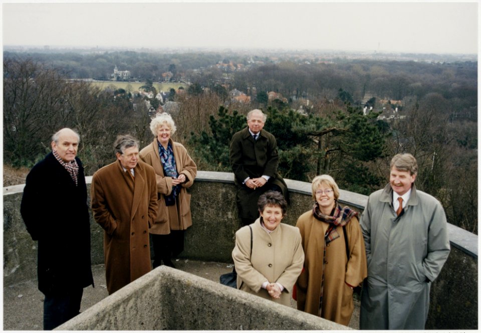 De burgemeesters bijeen op de uitkijktoren op het Kopje van Bloemendaal. V.l.n.r. Jaap Pop (Haarlem), Jan van Houwelingen (Haarlemmermeer), Nicolien van den Broek (Heemstede), Rob van der H, NL-HlmNHA 54036283