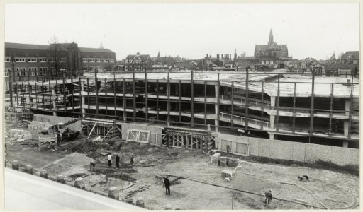 De bouw van de parkeergarage aan de Raaks in een ver gevorderd stadium. NL-HlmNHA 54003991