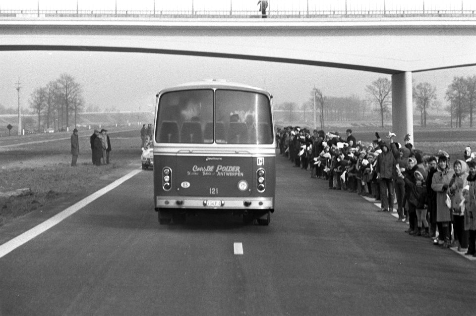 De bus met daarin koningin Juliana en koning Boudewijn op de nieuwe weg, Bestanddeelnr 925-3194