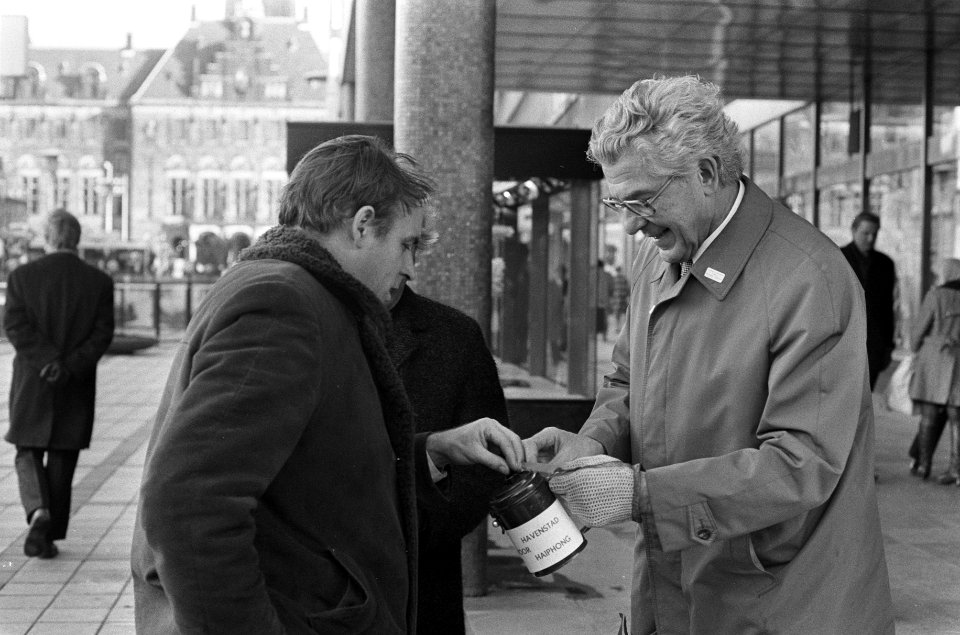 De burgemeester (rechts) met een collectebus, Bestanddeelnr 926-8715